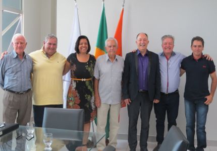 Prefeito de Divinópolis recebe visita da equipe responsável pela construção da “Cruz de Todos os Povos” CRUZ DE TODOS OS POVOS - DIVINEWS